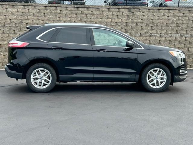 Photo of 2022 Agate Black Metallic Ford Edge
