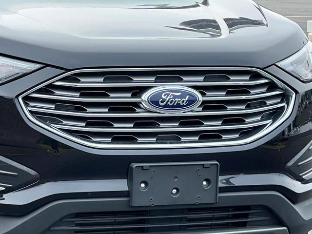 Photo of 2022 Agate Black Metallic Ford Edge