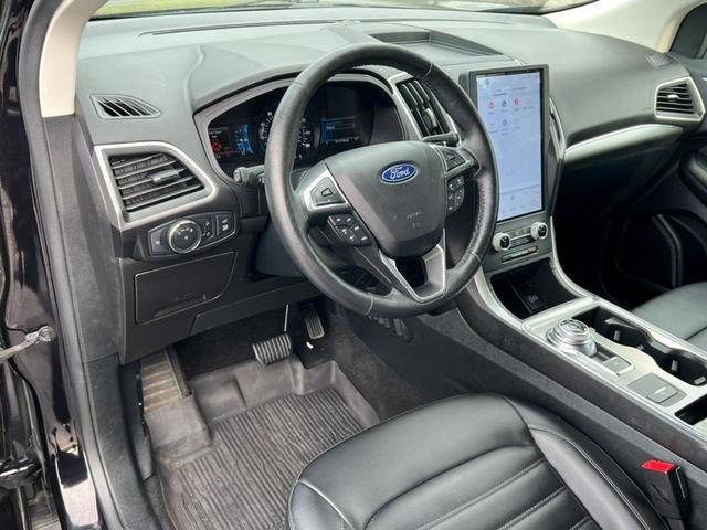 Photo of 2022 Agate Black Metallic Ford Edge