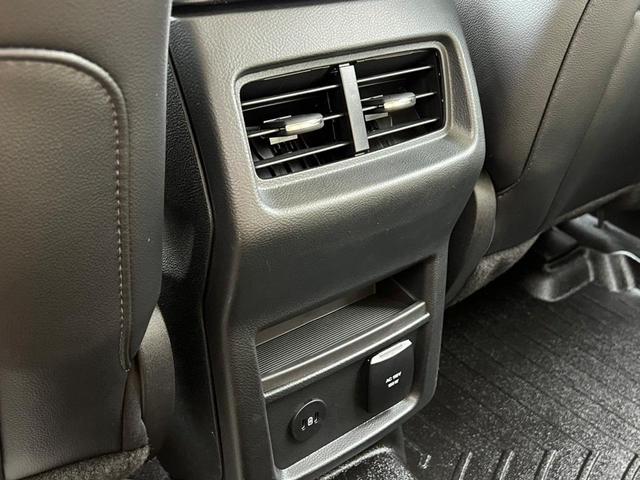 Photo of 2023 Oxford White Ford Edge