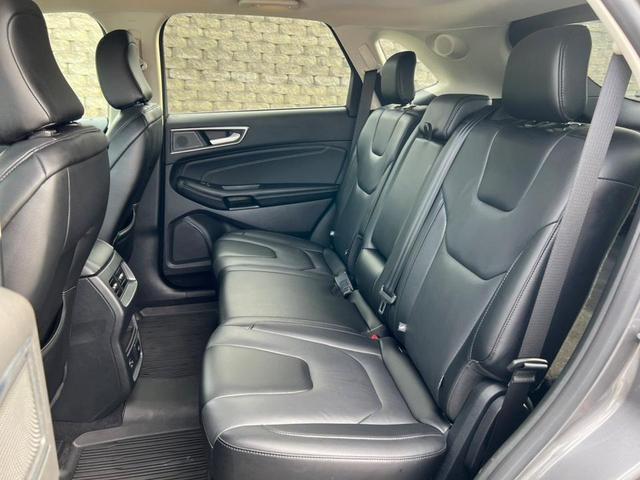 Photo of 2022 Carbonized Gray Metallic Ford Edge