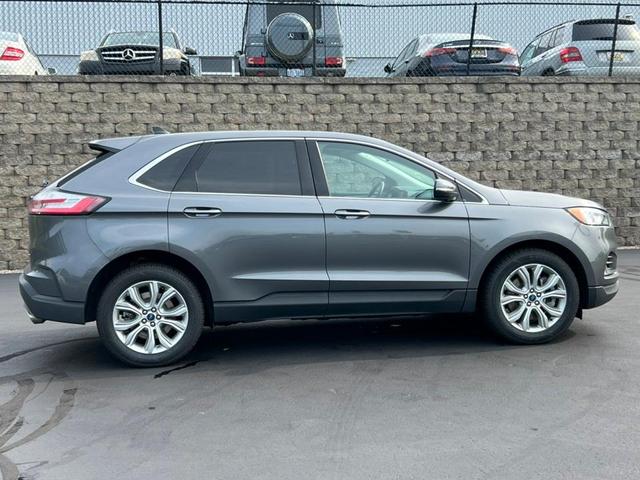Photo of 2022 Carbonized Gray Metallic Ford Edge