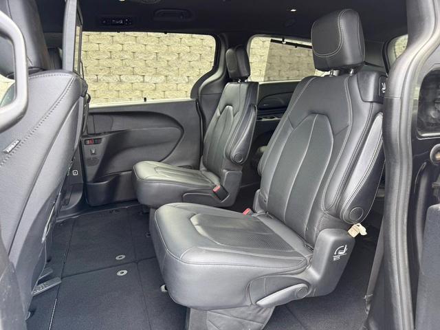 Photo of 2020 Granite Crystal Clearcoat Metallic Chrysler Pacifica