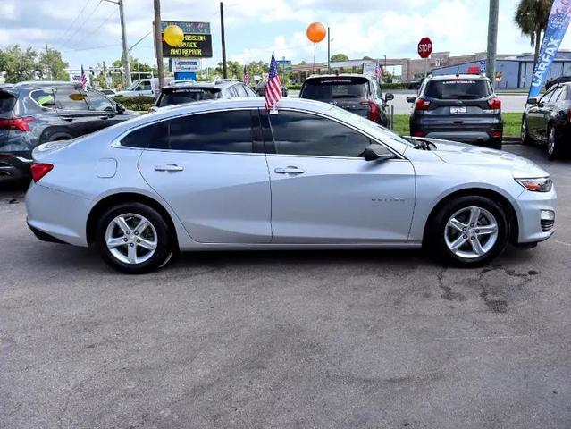Photo of 2022 Silver Ice Metallic Chevrolet Malibu