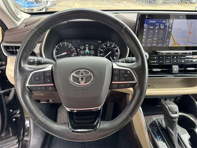 Photo of 2021 Midnight Black Metallic Toyota Highlander