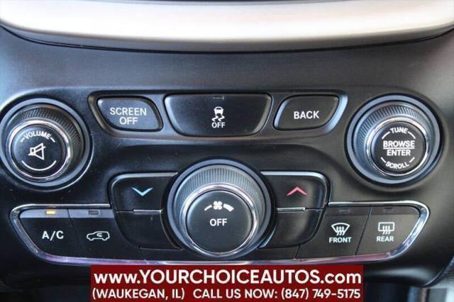 Photo of 2017 Light Brownstone Pearlcoat Jeep Cherokee