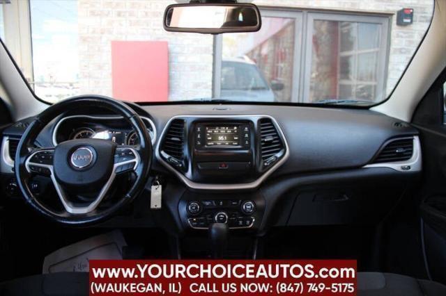 Photo of 2017 Light Brownstone Pearlcoat Jeep Cherokee