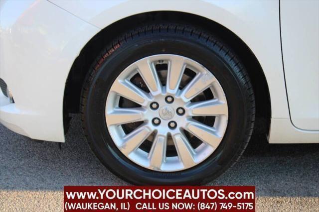 Photo of 2016 Blizzard Pearl Toyota Sienna