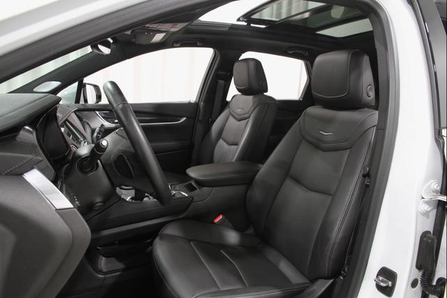 Photo of 2022 Crystal White Tricoat Cadillac XT5
