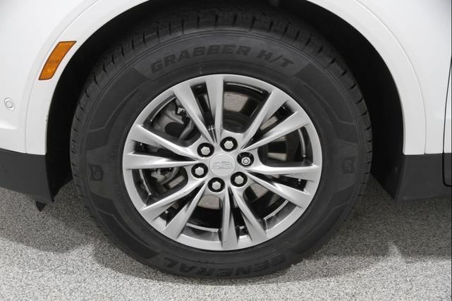 Photo of 2022 Crystal White Tricoat Cadillac XT5