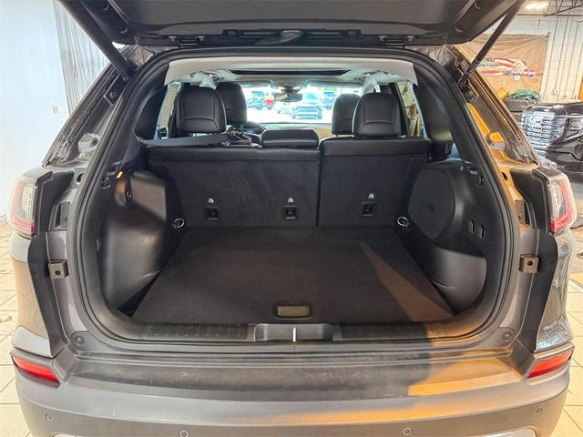 Photo of 2022 Granite Crystal Metallic Clearcoat Jeep Cherokee