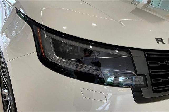 Photo of 2023 White Land Rover Range Rover
