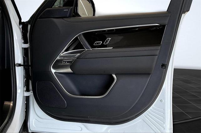 Photo of 2023 White Land Rover Range Rover