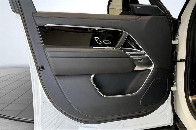 Photo of 2023 White Land Rover Range Rover
