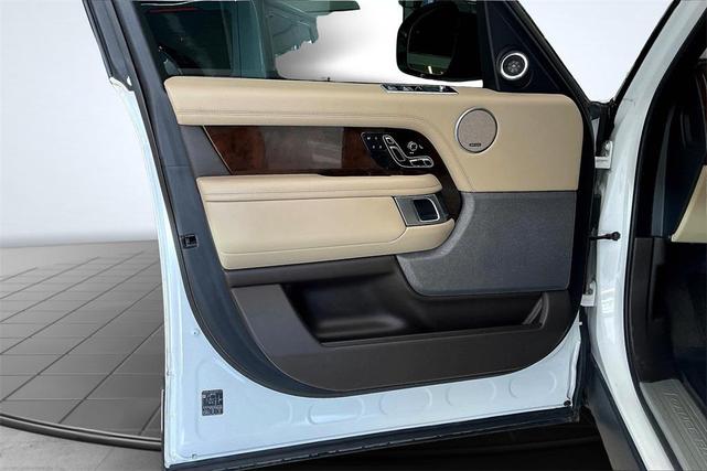 Photo of 2021 White Land Rover Range Rover