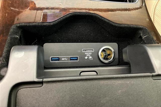 Photo of 2021 White Land Rover Range Rover
