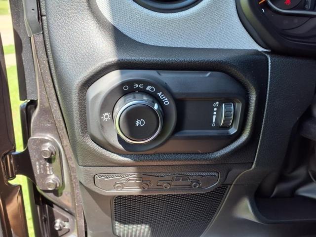 Photo of 2025 Granite Crystal Clearcoat Metallic Jeep Wrangler