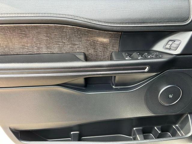 Photo of 2021 White Ford Expedition