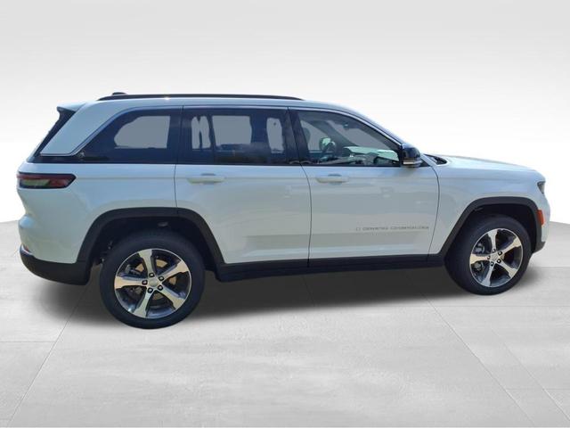 Photo of 2025 Bright White Clearcoat Jeep Grand Cherokee