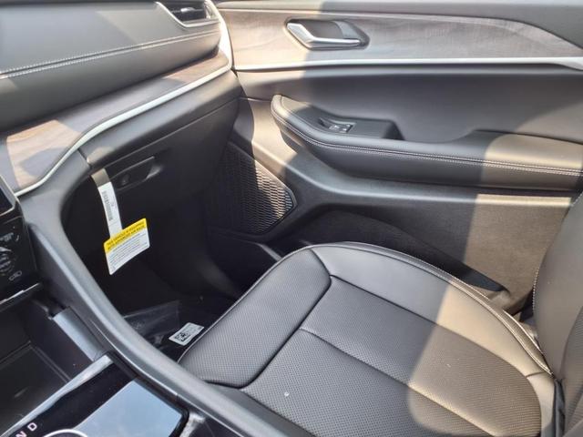 Photo of 2025 Bright White Clearcoat Jeep Grand Cherokee