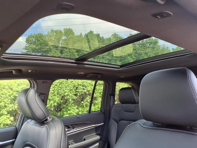 Photo of 2025 Bright White Clearcoat Jeep Grand Cherokee