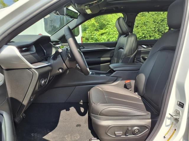 Photo of 2025 Bright White Clearcoat Jeep Grand Cherokee