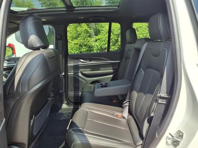 Photo of 2025 Bright White Clearcoat Jeep Grand Cherokee