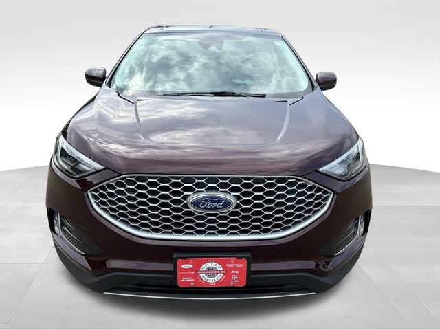 Photo of 2023 Burgundy Velvet Metallic Tinted Clearcoat Ford Edge