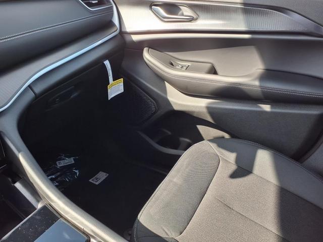 Photo of 2025 Bright White Clearcoat Jeep Grand Cherokee L