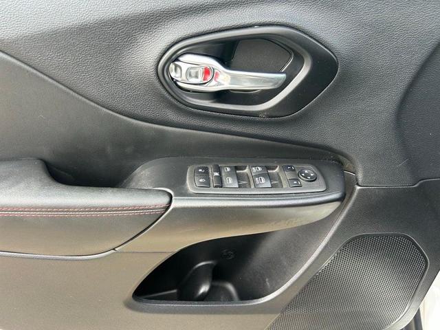 Photo of 2022 Bright White Clearcoat Jeep Cherokee