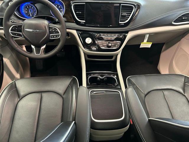Photo of 2023 Brilliant Black Crystal Pearlcoat Chrysler Pacifica