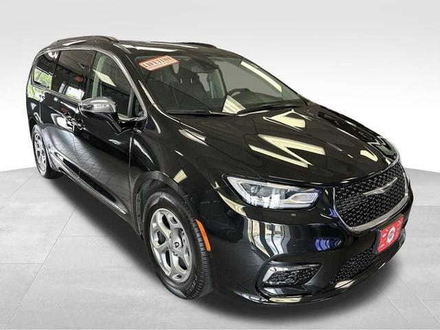 Photo of 2023 Brilliant Black Crystal Pearlcoat Chrysler Pacifica