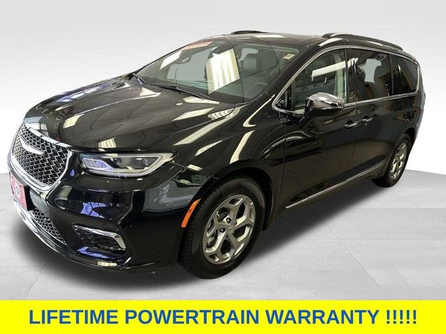 Photo of 2023 Brilliant Black Crystal Pearlcoat Chrysler Pacifica