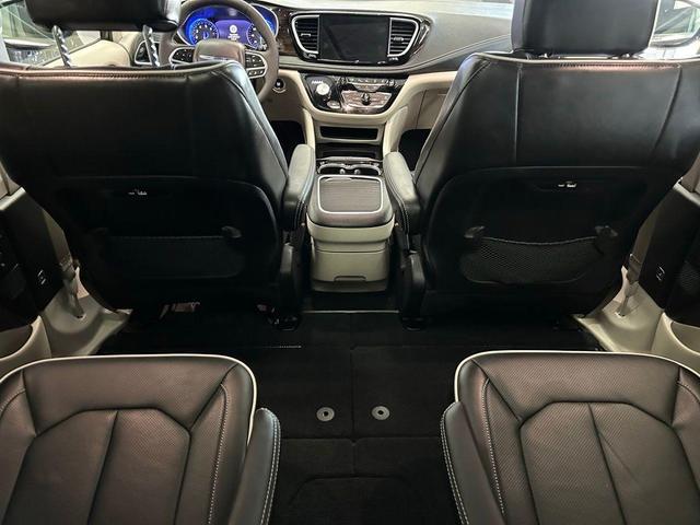 Photo of 2023 Brilliant Black Crystal Pearlcoat Chrysler Pacifica