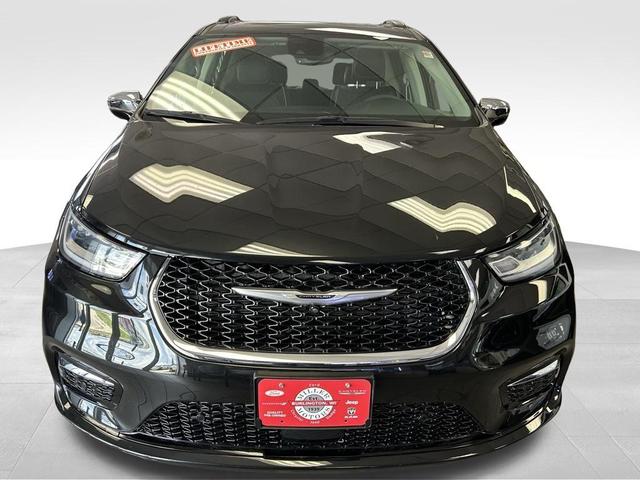 Photo of 2023 Brilliant Black Crystal Pearlcoat Chrysler Pacifica