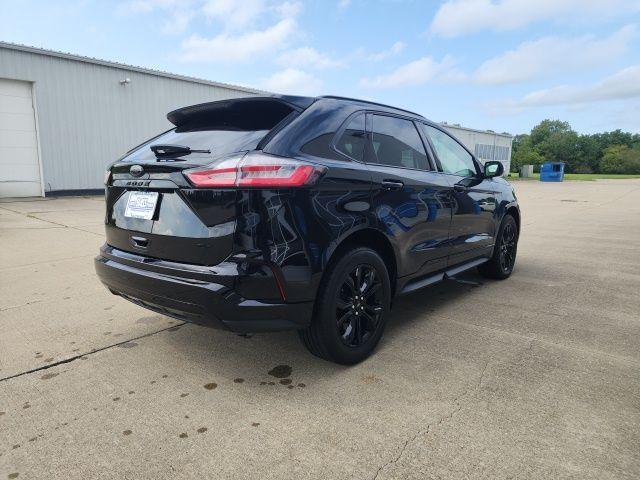 Photo of 2022 Agate Black Metallic Ford Edge