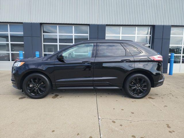 Photo of 2022 Agate Black Metallic Ford Edge