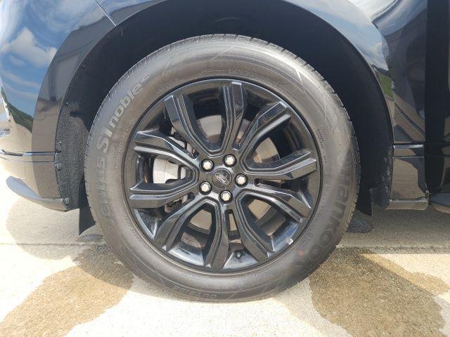 Photo of 2022 Agate Black Metallic Ford Edge