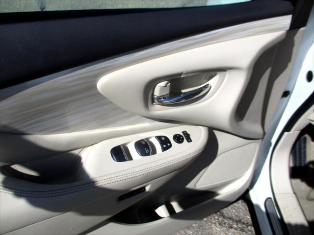 Photo of 2015 WHITE Nissan Murano