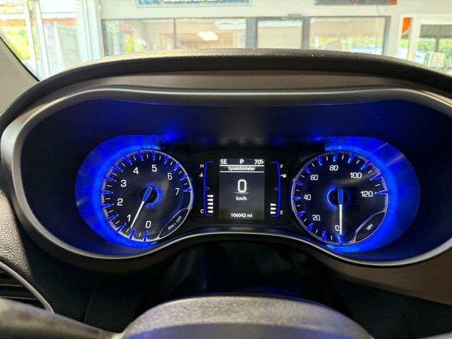Photo of 2022 Brilliant Black Crystal Pearlcoat Chrysler Voyager