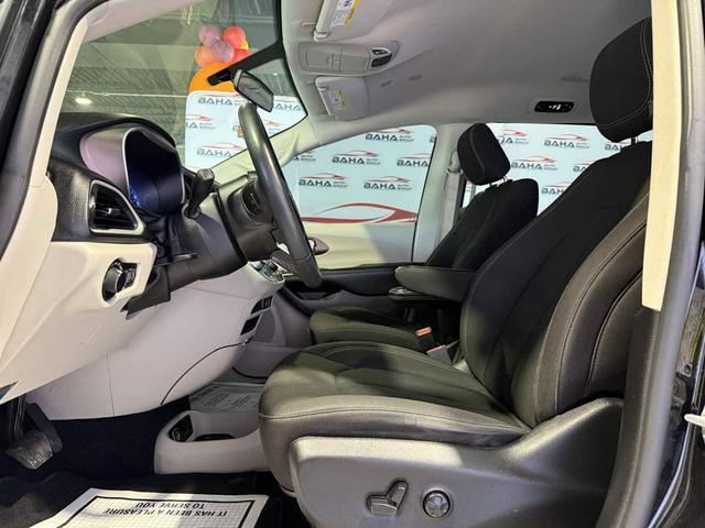 Photo of 2022 Brilliant Black Crystal Pearlcoat Chrysler Voyager