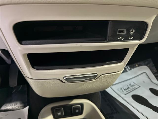 Photo of 2020 Bright White Clearcoat Chrysler Pacifica