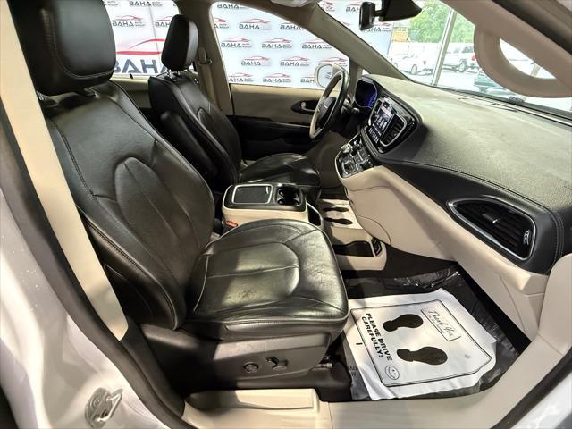 Photo of 2020 Bright White Clearcoat Chrysler Pacifica