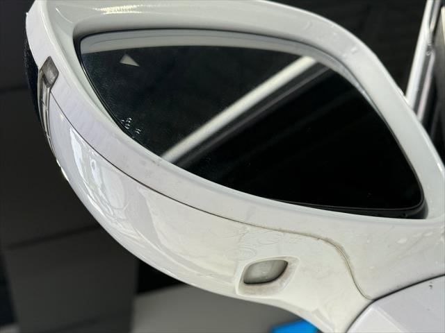 Photo of 2020 Bright White Clearcoat Chrysler Pacifica