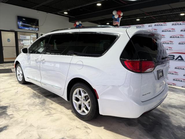 Photo of 2020 Bright White Clearcoat Chrysler Pacifica
