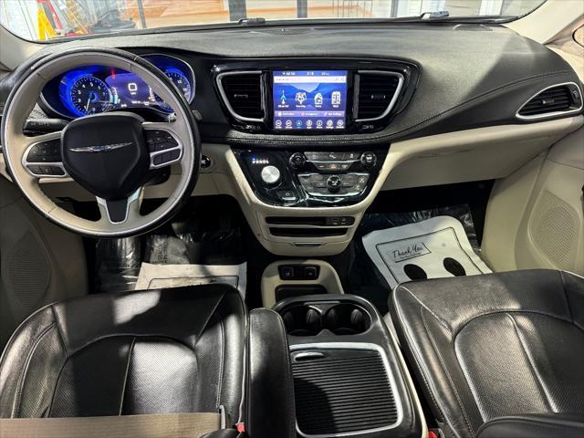 Photo of 2020 Bright White Clearcoat Chrysler Pacifica