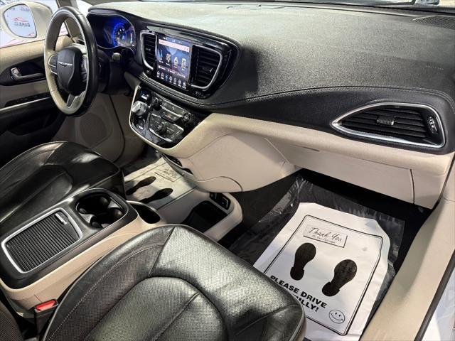 Photo of 2020 Bright White Clearcoat Chrysler Pacifica