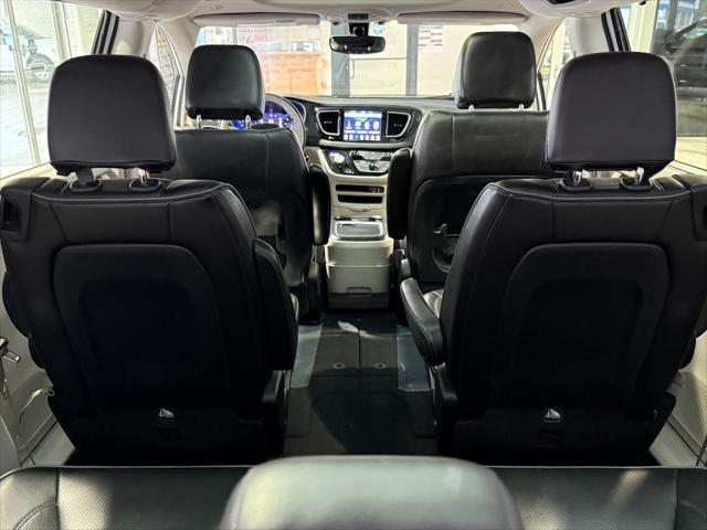 Photo of 2020 Bright White Clearcoat Chrysler Pacifica