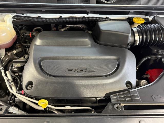 Photo of 2020 Bright White Clearcoat Chrysler Pacifica
