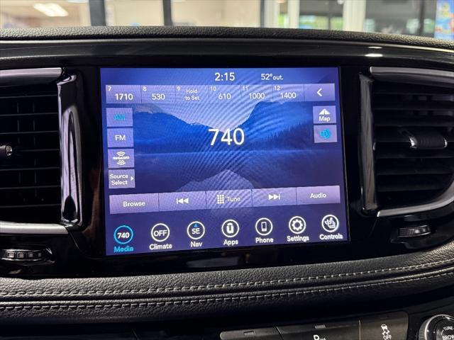Photo of 2020 Bright White Clearcoat Chrysler Pacifica